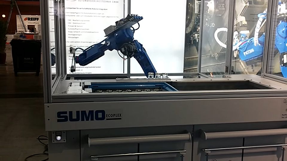 blauer Roboter sortiert Gläser